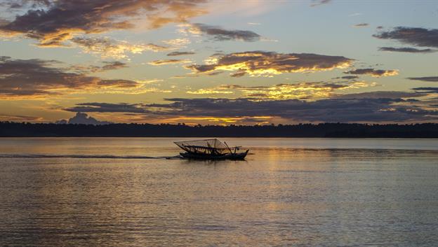 Der Sonnenaufgang um 6:30 Uhr in Pulutelo ist einfach phänomenal. Die Stimmung ist magisch, während die Fischer von ihrer nächtlichen Arbeit nach Hause zurückkehren. Wir lichten den Anker, unser heutiges Ziel liegt im Süden der Insel Tanahbala, etwa 55 Seemeilen entfernt.